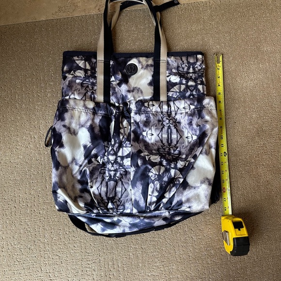 Lulu shoulder gym bag 18”x16”. Laundry bag included. - Picture 5 of 7